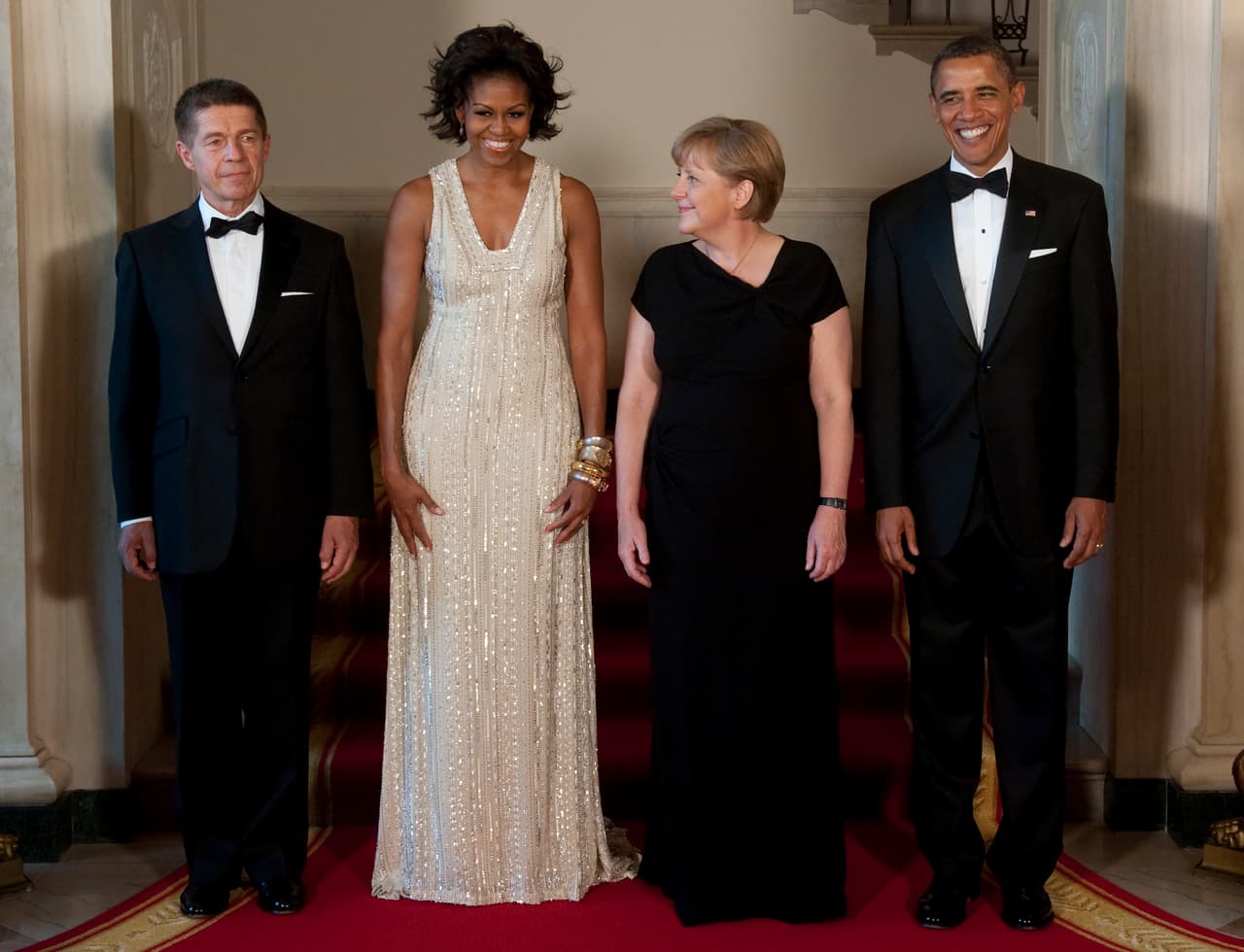 Esta vez en honor a Alemania, Michelle Obama volvió a confiar en Naeem Khan y apareció con este glamuroso conjunto de escote en V decorado con cuentas plateadas e hilo metálico.