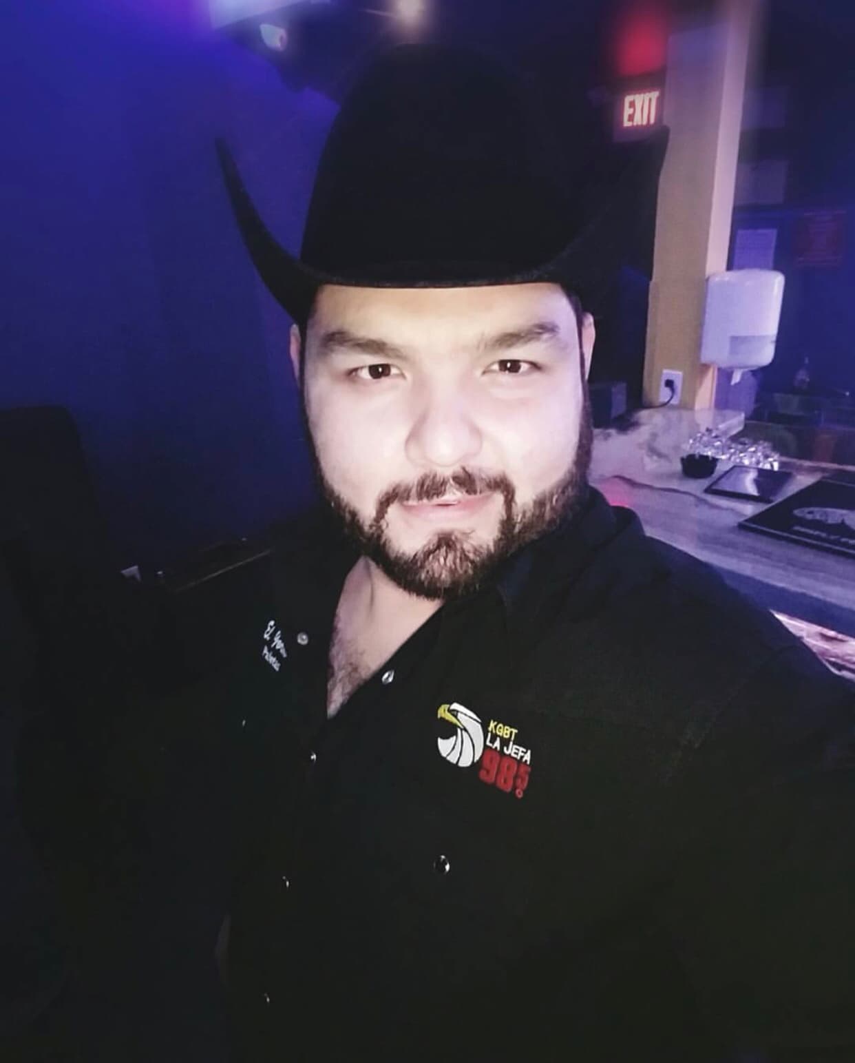 El locutor no sale de casa sin su tejana.