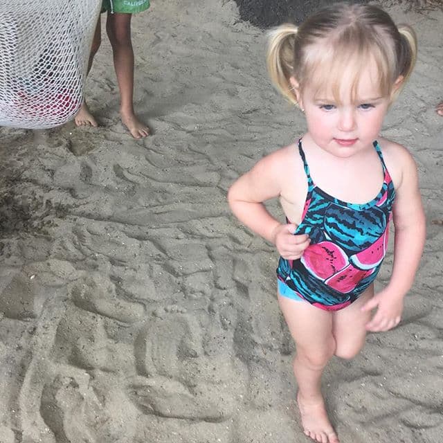 Es muy graciosa y tierna.