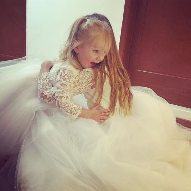 Hasta tuvieron vestidos iguales al de novia de su mamá.