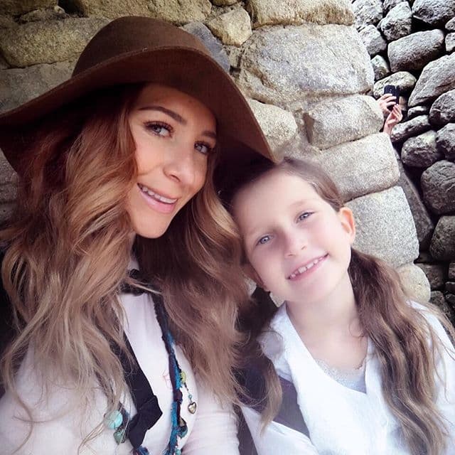 Quiere ser igualita como su mamá.