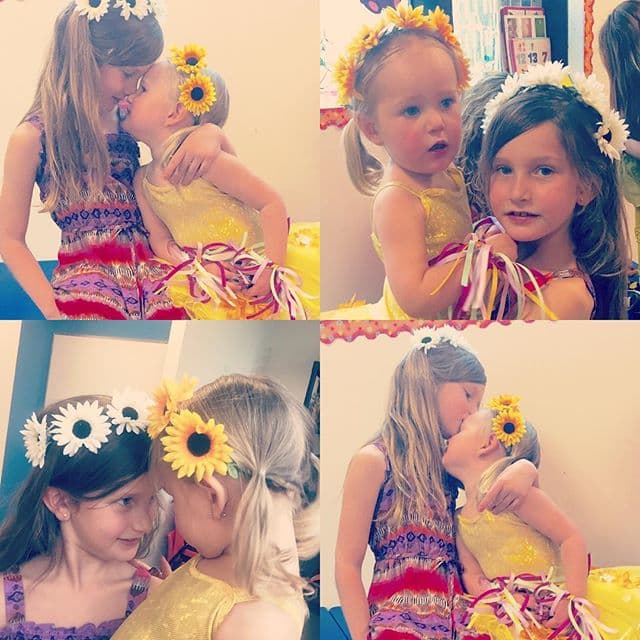 Elisa siempre cuida a su hermanita.