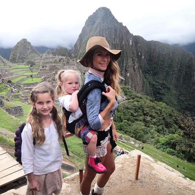 Dos niñas bellas y aventureras.