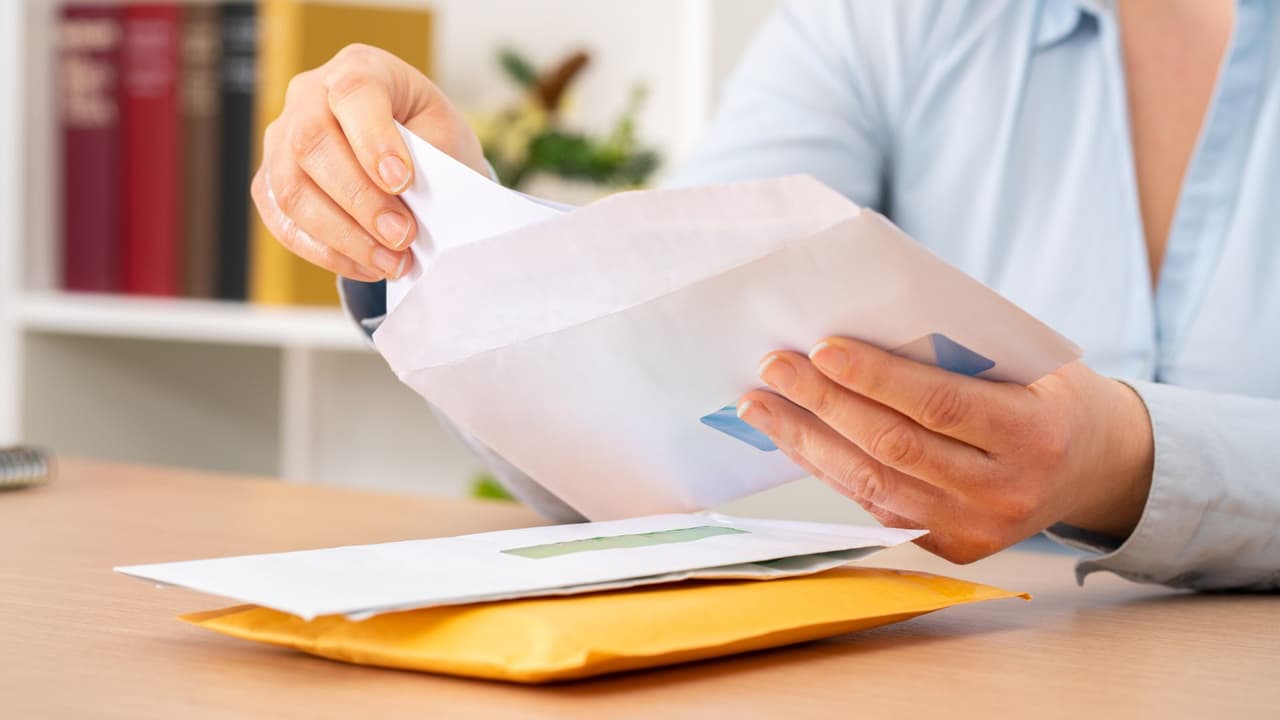 <h3 class="cms-H3-H3">Qué hacer ahora</h3> 
<b>👉🏻 Revisa tu cuenta en línea: </b>
<a href="https://egov.uscis.gov/es" target="_blank">Ingresa a my.uscis.gov y verifica la sección “Case Status”</a>. Hazlo al menos una vez por semana.
<br>
<b>👉🏻 Mira tu buzón físico: </b>USCIS todavía envía cartas impresas para avisos importantes, como biometría o entrevistas. 
<br>
<b>👉🏻 Actualiza tu dirección:</b> Si te mudaste, 
<a href="https://www.uscis.gov/es/ar-11" target="_blank">presenta el formulario AR-11</a> en línea o en papel dentro de los 10 días posteriores al cambio. 
<br>
<b>👉🏻 Confirma tus citas: </b>Las notificaciones de entrevista o huellas incluyen fecha, hora y lugar. Si necesitas reprogramar, 
<a href="https://myaccount.uscis.gov/sign-in" target="_blank">hazlo directamente en tu cuenta</a>. 
<br>
<b>👉🏻 Verifica cierres de oficinas:</b> Antes de salir, 
<a href="https://www.uscis.gov/about-us/find-a-uscis-office" target="_blank">revisa el portal de cierres de oficinas de USCIS</a>, especialmente en días con mal tiempo. 
<br>
<b>🚨 Evita fraudes</b>: Ningún agente de USCIS te pedirá dinero por teléfono, Zelle o criptomonedas.