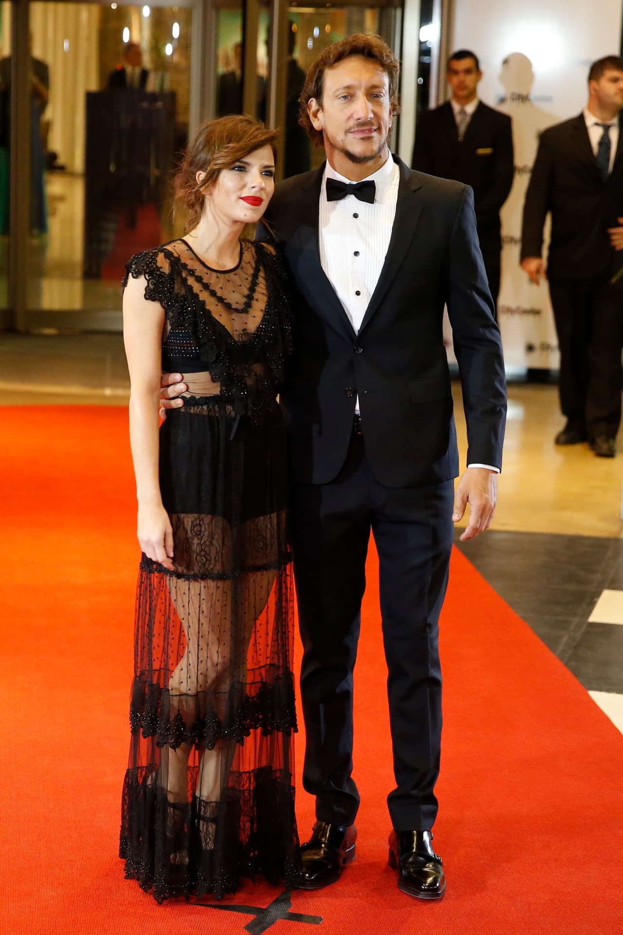 El actor argentino Nicolás Vázquez y su pareja Gimena Accardi fueron de los primeros en llegar a la alfombra roja. Él con un esmoquin muy tradicional, ella con un vestido con transparencias.