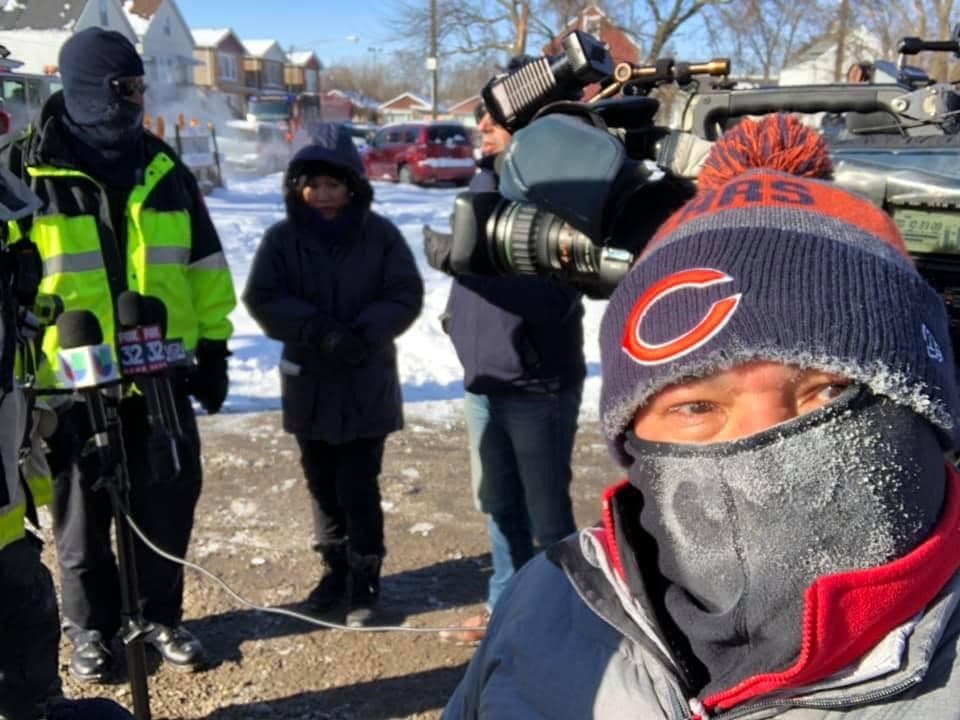 Jorge Pacheco uno de nuestros camarógrafos veteranos en plena acción desde el barrio de Las Empacadoras, cubriendo un fuego que ocurrióel miércoles y que dejó a 2 personas muertas. Su máscara lo dice todo.