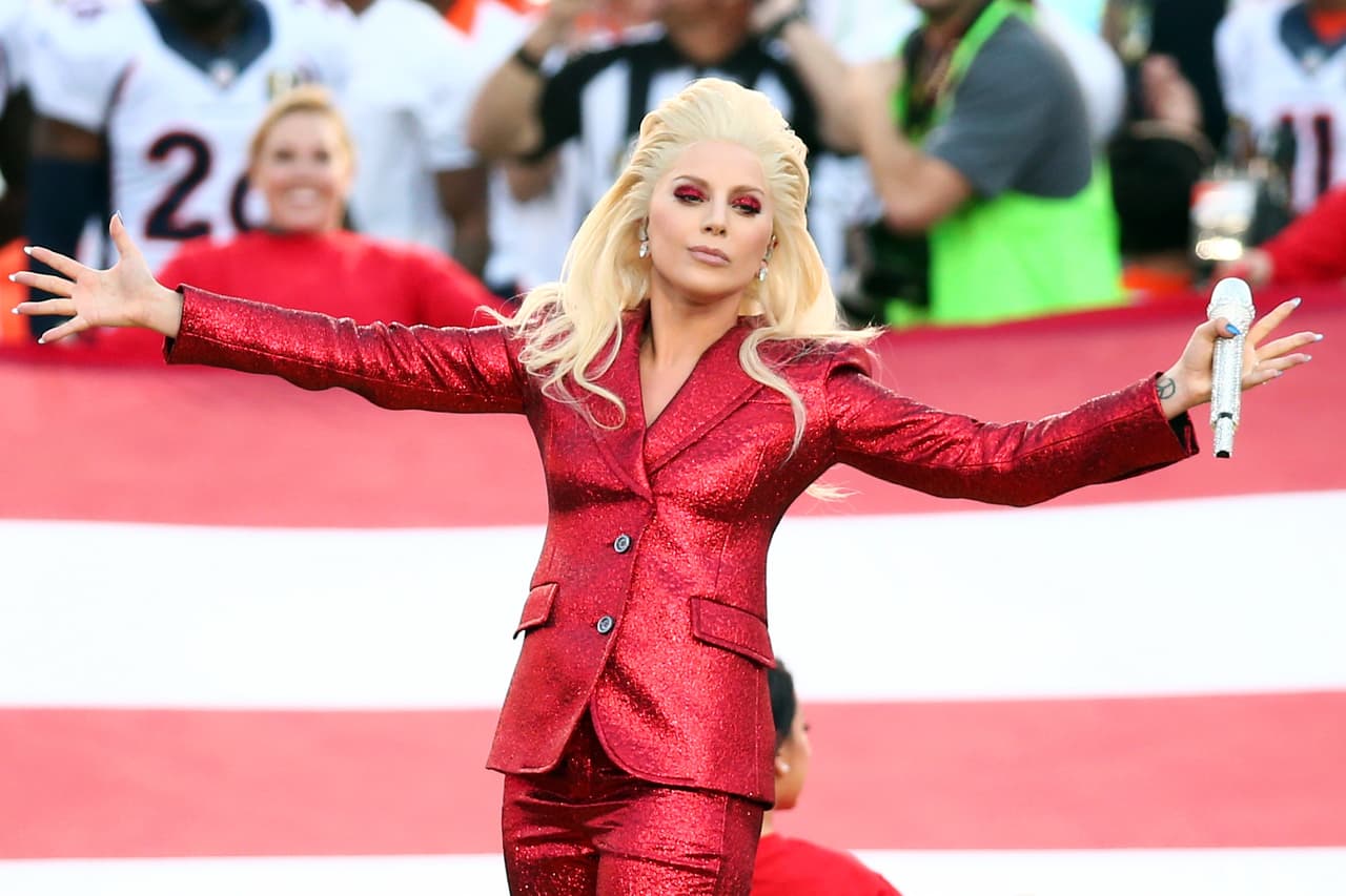 ACLAMADA Y APASIONADA EN EL SUPER BOWL. El 7 de febrero de 2016, Lady Gaga interpretó el himno nacional de los Estados Unidos en la celebración del Super Bowl 50.