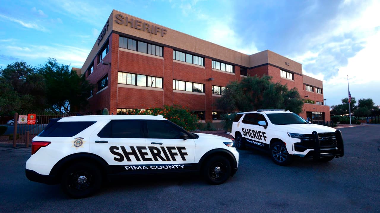 Arrestan a oficial de prisiones por golpear a recluso varias veces en el condado de Pima