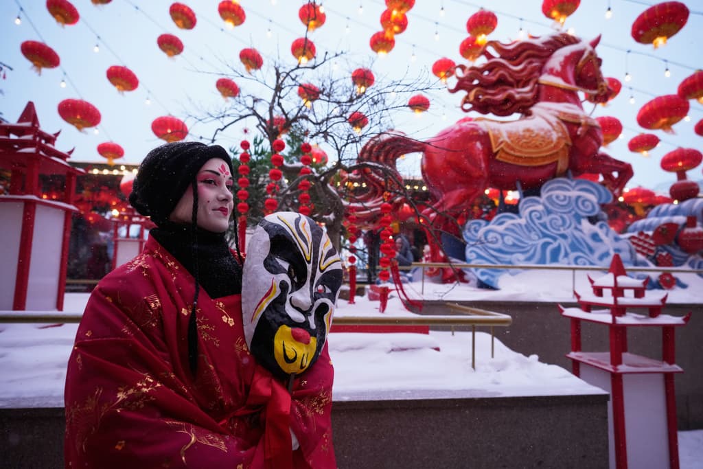 Una actriz con una máscara de la ópera china como parte de las celebraciones del Año Nuevo chino en la Plaza Manezhnaya de Moscú.