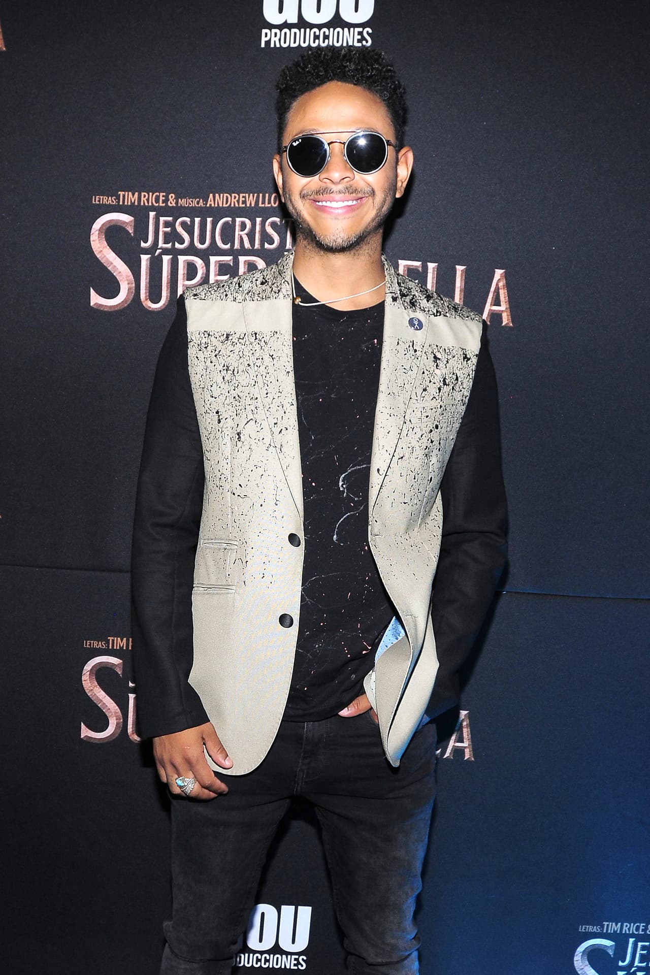 El exintegrante de OV7 asombró a los medios de comunicación que se dieron cita al evento, al llegar junto a 
<b>Melissa Galindo</b>.