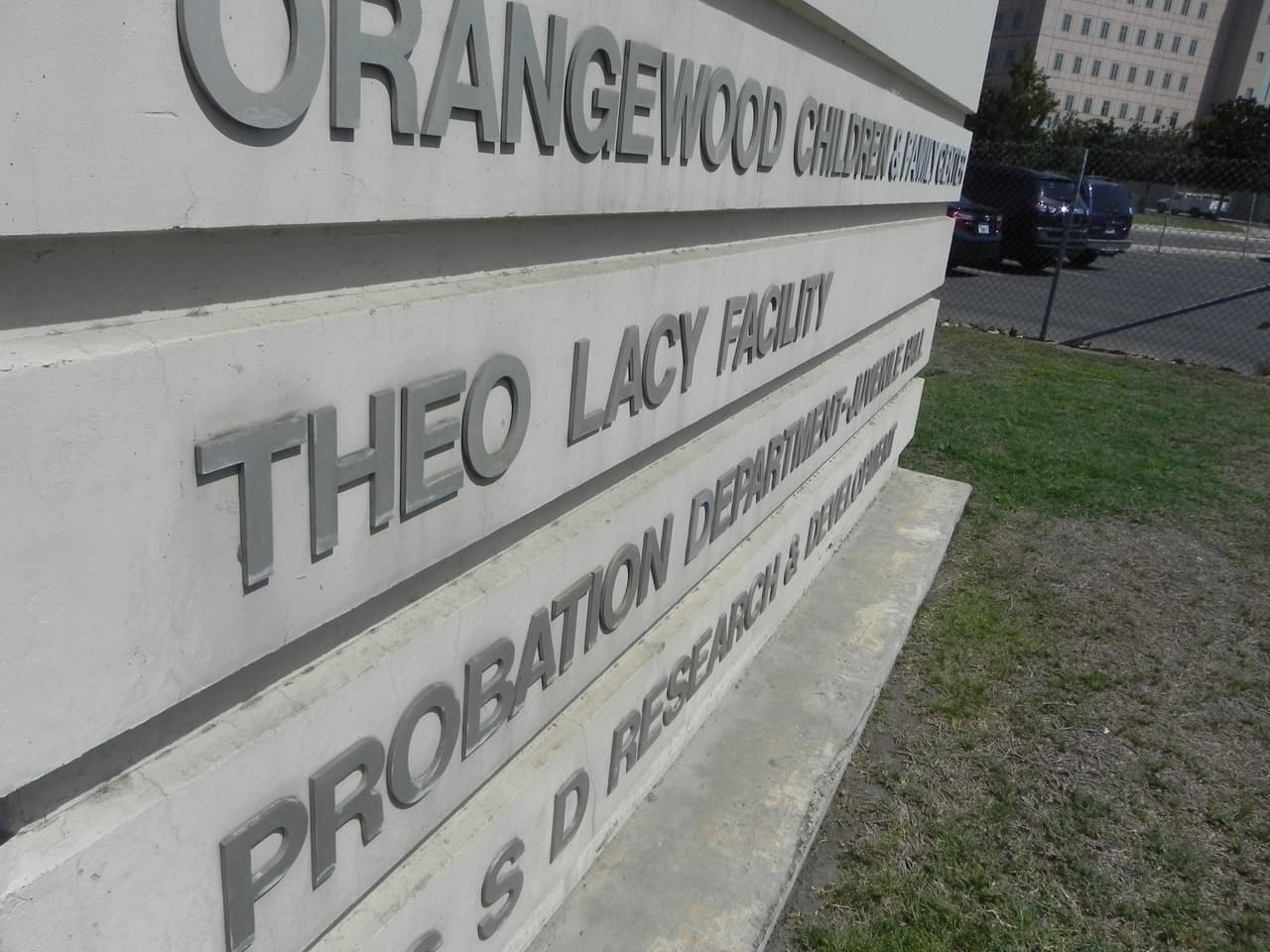 En 2012 ACLU calificó a Theo Lacy como uno de los 10 peores centros de detención de inmigrantes del país.