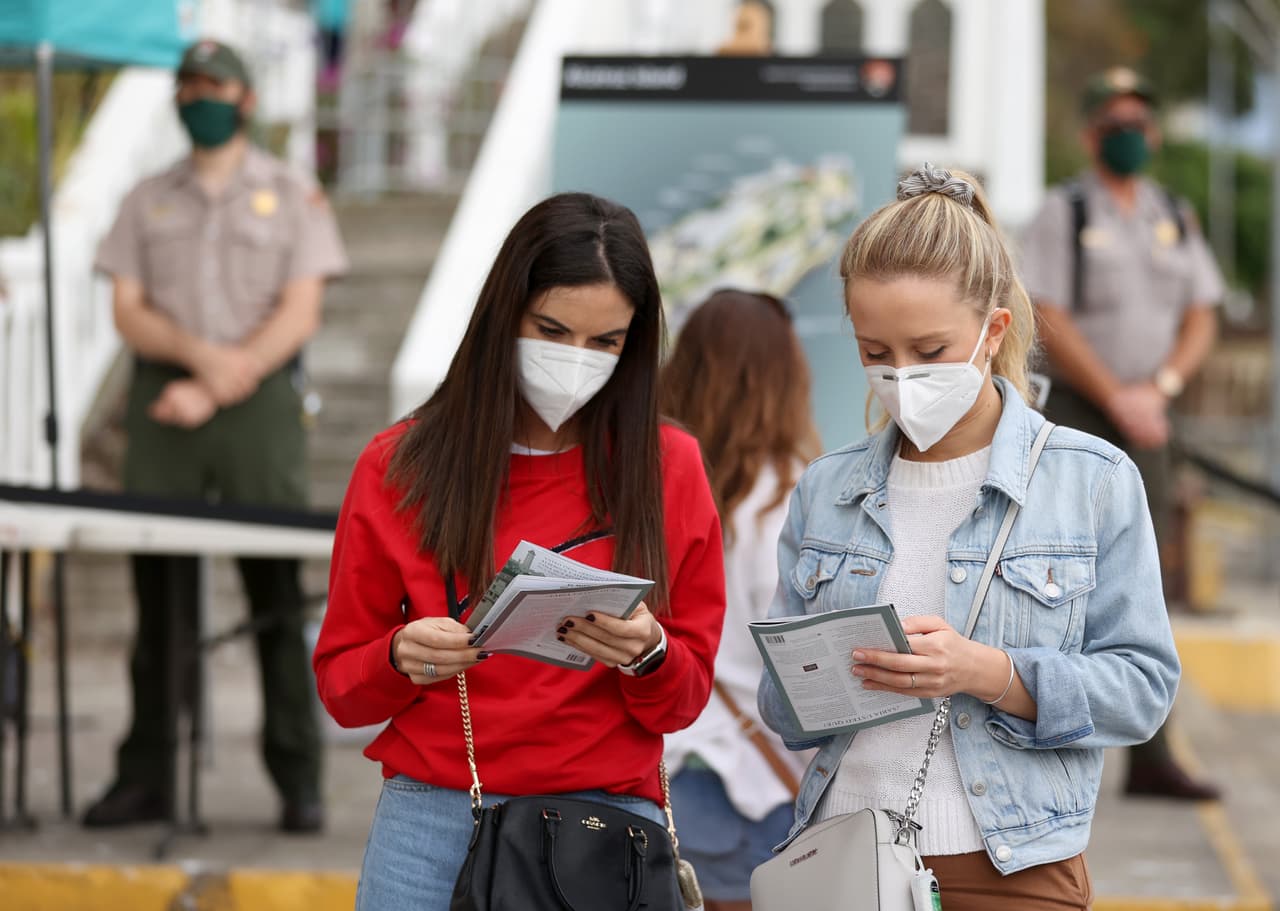 Dos visitantes revisan los mapas turísticos que se les brinda al llegar para que el recorrido de la isla cumpla con las expectativas. Aunque no es obligatorio, la mayoría de los turistas mantienen puestas sus mascarillas.