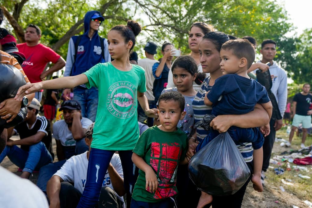 En Ciudad Juárez, México, los migrantes siguieron llegando esta semana en pequeños grupos por tren o autobús, y partían a diario para entregarse a las autoridades estadounidenses. Como parte de la respuesta para resolver esta incertidumbre en la frontera, el gobierno federal anunció hace una semana
<a href="https://www.univision.com/noticias/inmigracion/titulo-42-mexico-seguira-aceptando-migrantes-deportados-eeuu-frontera">un acuerdo con México </a>para poder deportar al país vecino a inmigrantes que ingresen de manera ilegal.