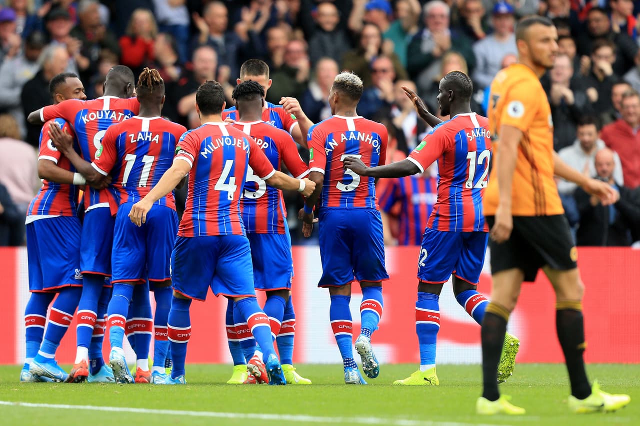 Crystal Palace celebra su primer gol durante el partido de la Premier League.
