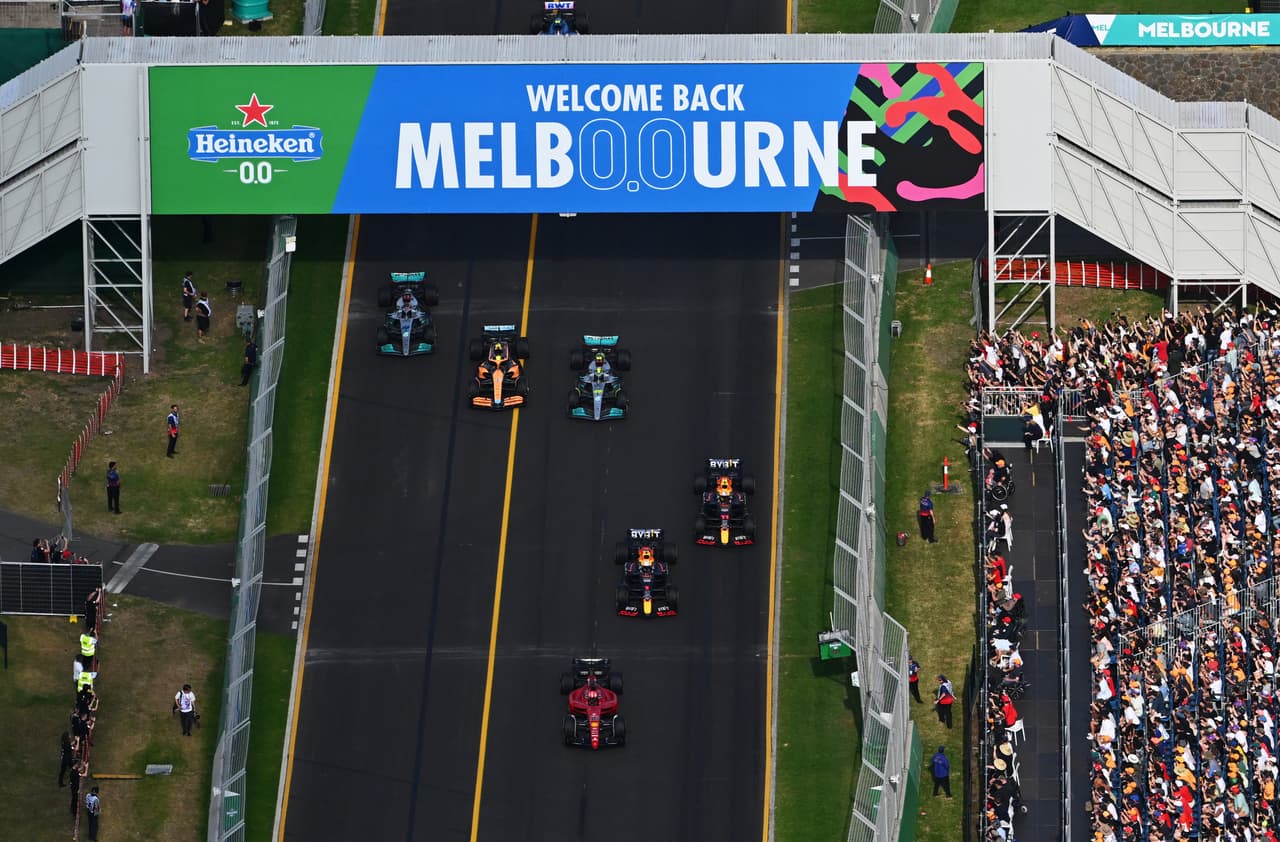 Charles Leclerc se llevó de punta a punta el GP de Melbourne en una extraordinaria carrera mientras que el mexicano Checo Pérez se trepó al podio seguido por George Russell. Max Verstappen quedó fuera por falla mecánica.