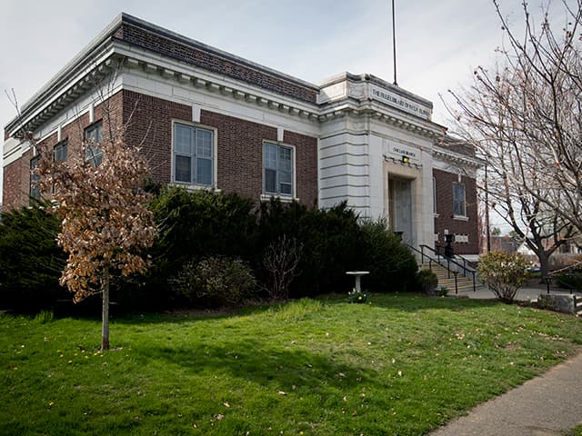 <b>Oak Lane Library</b>
<br>6614 North 12th Street
<br>Philadelphia, PA 19126-3299
<br>215-685-2847
<br>
<br>La 
<a href="https://libwww.freelibrary.org/locations/oak-lane-library" target="_blank">biblioteca de Oak Lane</a> se construyó en 1910-11 con los esfuerzos combinados del Ladies Review Club de Oak Lane, la Asociación de Bibliotecas y la financiación de Andrew Carnegie. Durante la Gran Depresión, se formó un grupo de Amigos de la Biblioteca de Oak Lane para proporcionar fondos para libros hasta que el Concejo Municipal restaurara los presupuestos. La biblioteca fue renovada en 1999.
<br>