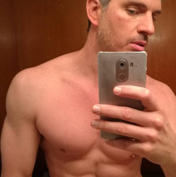 Si no hubiera sido actor ni modelo, le hubiera encantado ser piloto aviador.