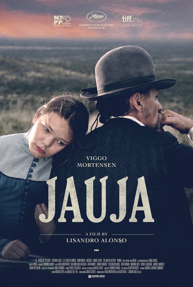 <b>Jauja</b>
<br>(2014), México, Argentina, Francia, Dinamarca, Países Bajos, Estados Unidos
<br>
<b>Director: </b>Lisandro Alonso
<br>
<b>Reparto: </b>
<a href="http://www.imdb.com/name/nm0001557?ref_=tt_ov_st_sm">Viggo Mortensen</a>, 
<a href="http://www.imdb.com/name/nm0639152?ref_=tt_ov_st_sm">Ghita Nørby</a>, 
<a href="http://www.imdb.com/name/nm6713761?ref_=tt_ov_st_sm">Viilbjørk Malling Agger</a>
<br>¿Un neoyorquino interpretando a un danés en una película argentina?
<i> Jauja</i>, bajo el significado de 'paraíso', muestra la relación entre un padre y su hija mientras exploran un paisaje que parece no tener fin. El formato de la cinta imita el estilo vintage, y su concepción es totalmente alternativa (no apta para espectadores convencionales) y abierta a miles de interpretaciones posibles.