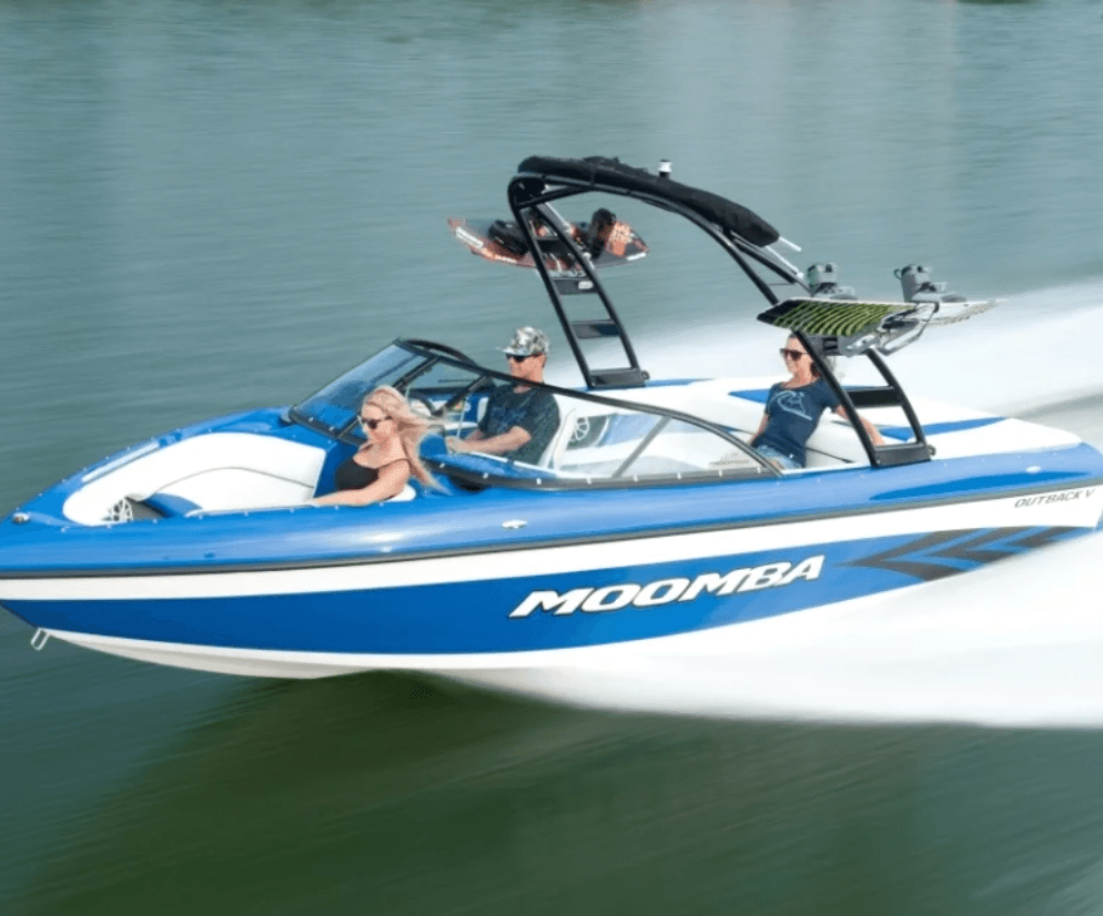 Es un destino popular para todo tipo de 
<b>actividades <a href="https://www.univision.com/local/fresno-kftv/lagos-puedes-visitar-durante-esta-primavera-en-california-fotos">acuáticas</a></b> y sus aguas son cálidas gran parte del año. Cuenta con cinco campamentos alrededor del lago. 
<b>El acceso es gratuito.</b>