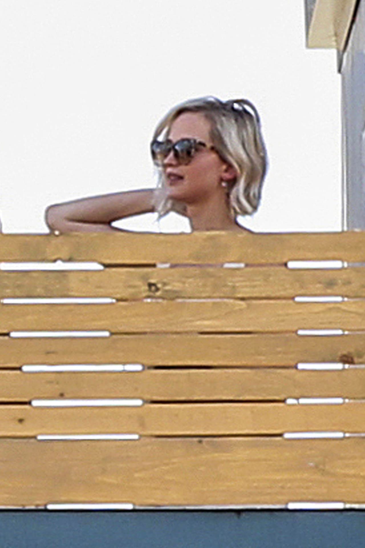 Con el cabello corto y anteojos coquetos.