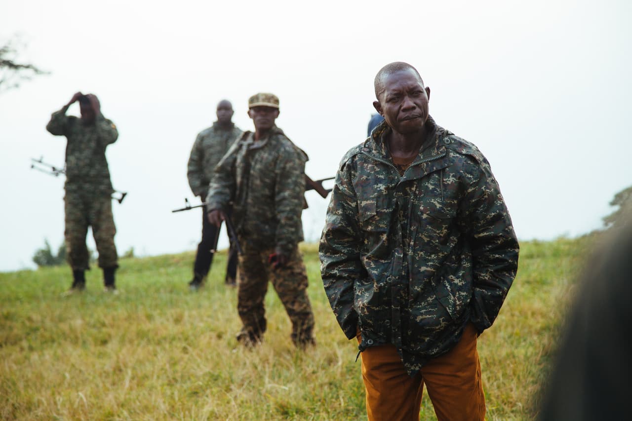 Los guardias encargados de defender de los cazadores furtivos a la vida salvaje del parque tienen entrenamiento militar y son expertos en patrullar el bosque. En las décadas de 1960 y ‘70, predominaba la caza deportiva de estos primates por sus partes y para vender las crías vivas a coleccionistas. Aunque reducida, esta caza continúa siendo muy real en la actualidad. Trágicamente, para capturar una cría, se termina matando a todo el grupo ya que las defienden de forma incansable hasta la muerte.
