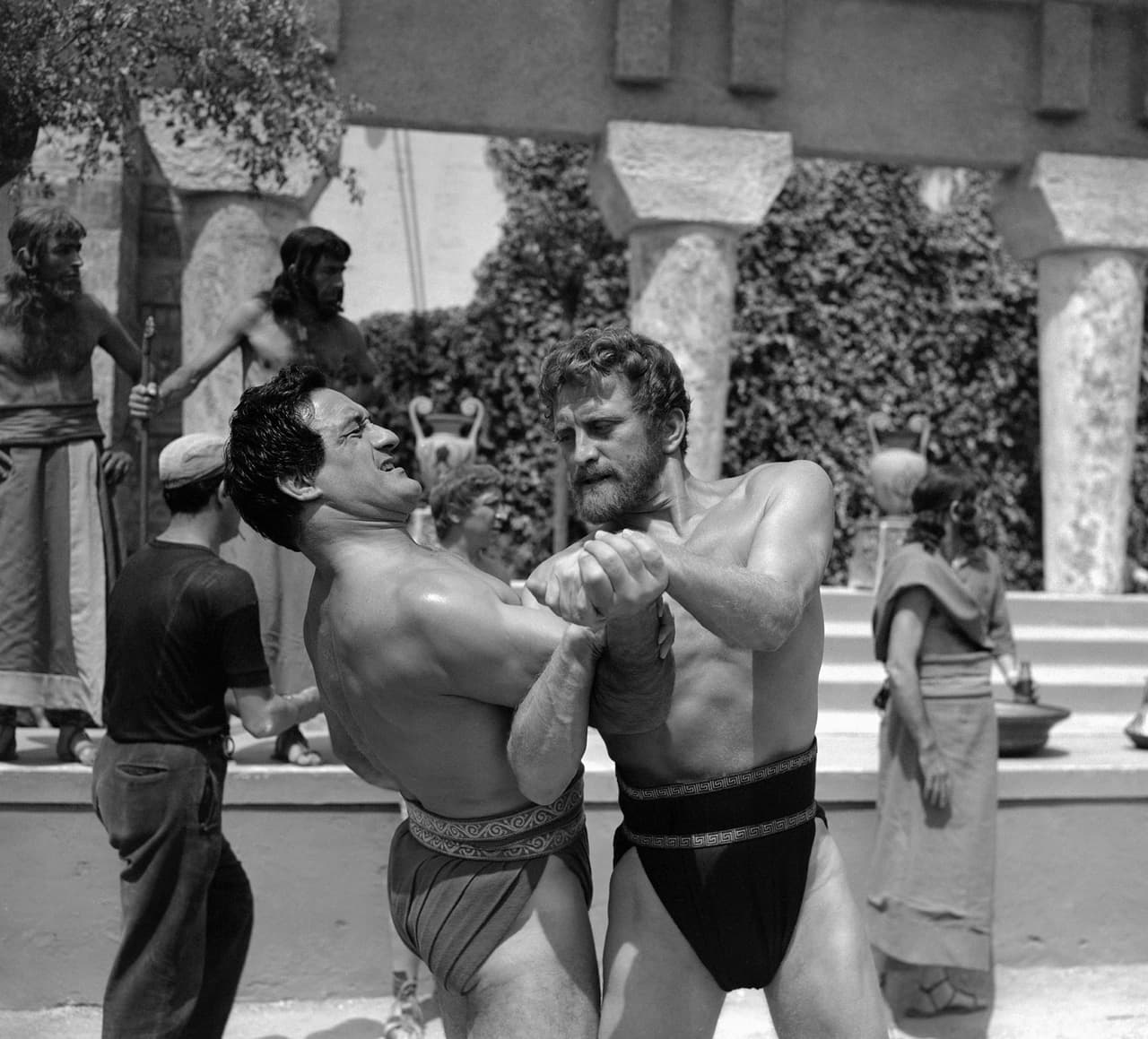 Su sueño siempre fue convertirse en actor, pero primero trabajó como camarero y como luchador para poder pagar sus estudios. Además, se enroló en la armada en 1942 y participó en la Segunda Guerra Mundial en la campaña del Pacífico. En la imagen se muestra una escena de la película 'Ulises', en la que Douglas combate contra el personaje de Polifemo.