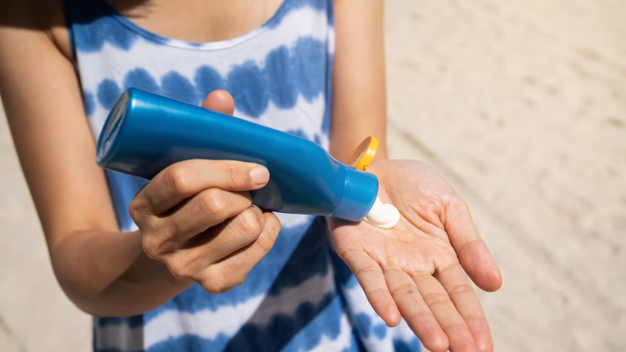 <h3 class="cms-H3-H3">No importa tu color de piel, todos necesitan protegerse del sol</h3>
<br>En nuestras familias, especialmente las hispanas, hay una creencia popular de que las personas con colores de piel más oscuras no necesitan protector solar, porque pueden aguantar más los rayos del sol y no se queman tanto.
<br>
<br>Falso. El 
<b>cáncer en la piel</b> no discrimina. De acuerdo a la Academia de Dermatología, no importa si por tu piel sientes que te quemas menos, los rayos del sol igual pueden perjudicar tu piel si la expones mucho tiempo.