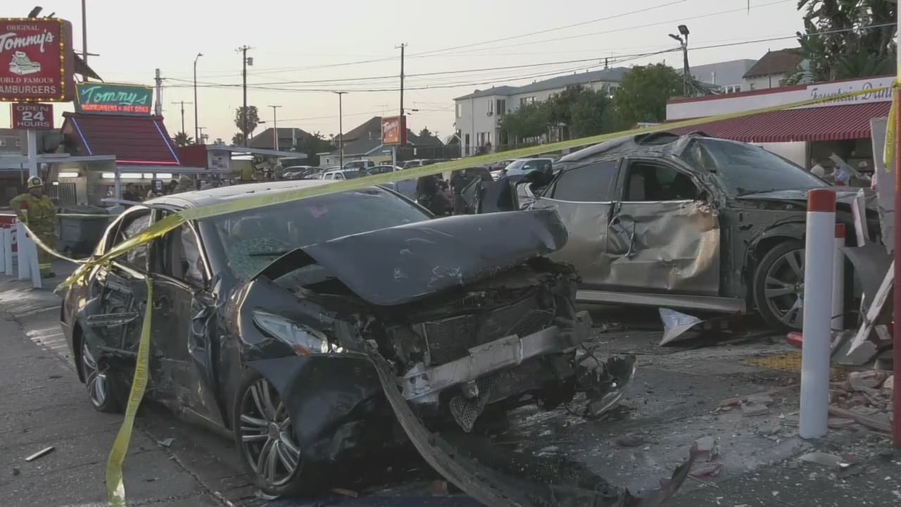 "Venía a más de 100 millas por hora": Carro se choca contra restaurante y destruye varios autos en Los Ángeles