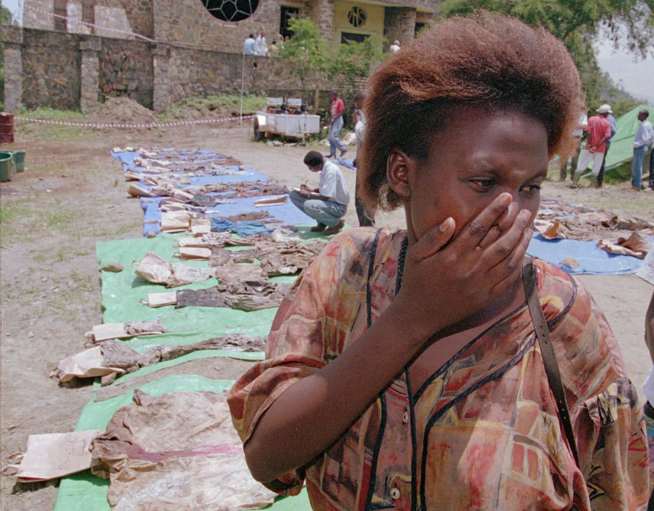 El Tribunal Internacional de Crímenes de Guerra para Ruanda desplegaba la ropa de las víctimas para que fueran identificadas por sus familiares. La fotografía de febrero de 1996 muestra a Albertine Mukakamanzi, una mujer que identificó las ropas su cuñado, el sacerdote de una iglesia donde fueron asesinadas 500 personas en Kibuye, a unas 120 millas al este de Kigali.