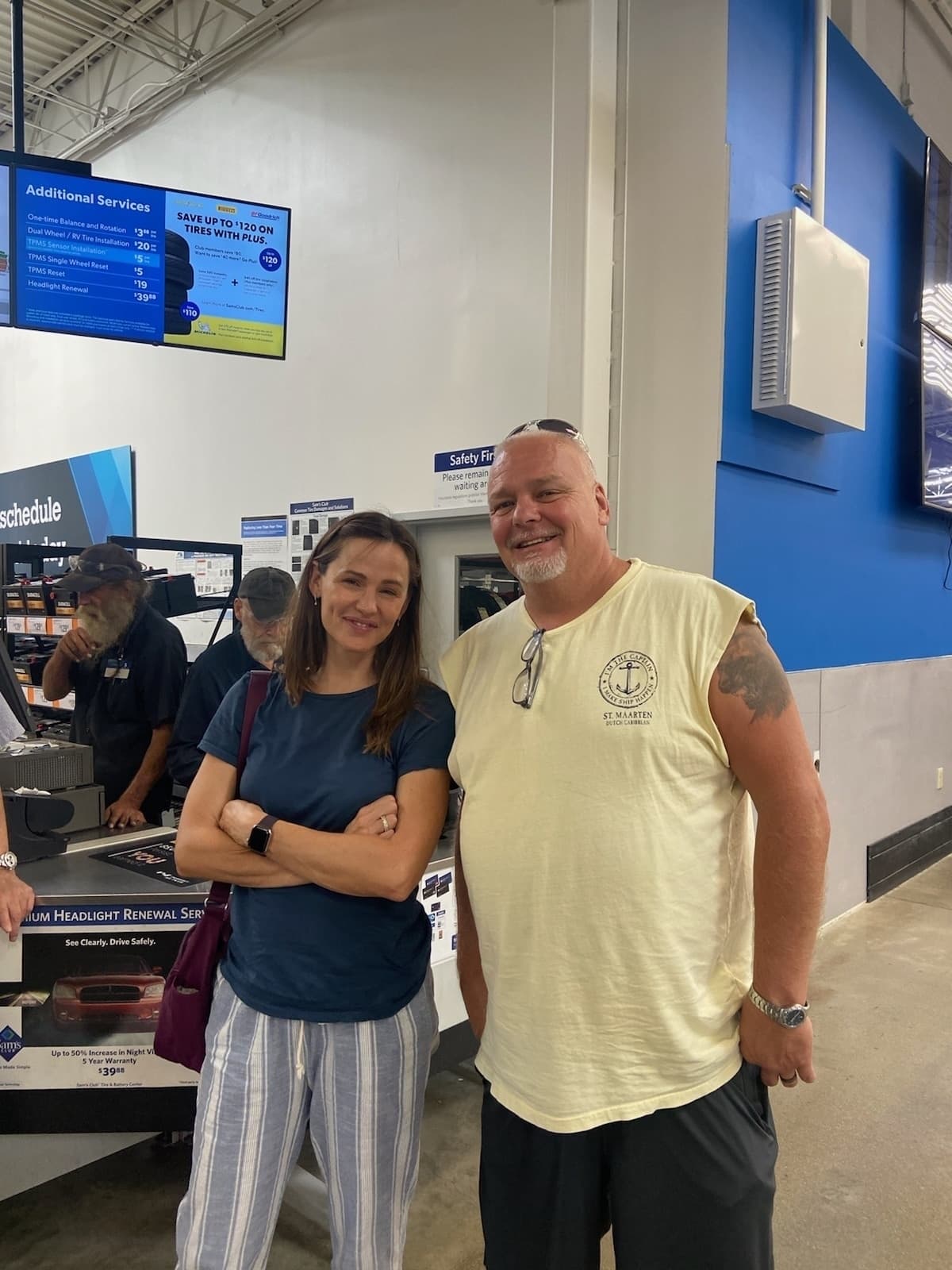 Sus planes incluyeron ir al supermercado la tarde del sábado 20, justo a la hora en que su ex caminaba rumbo al altar con JLo en Georgia. De acuerdo con un reporte de TMZ, la artista se portó amable con quienes le pidieron fotos.
<br>