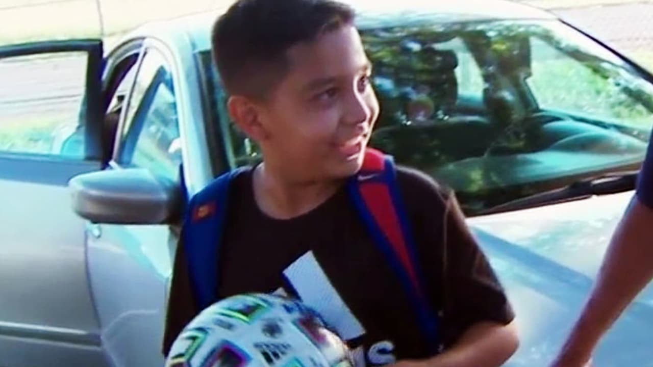 "Todo sacrificio tiene su recompensa": sorprendimos a un pequeño jugador de fútbol con una beca por su esfuerzo