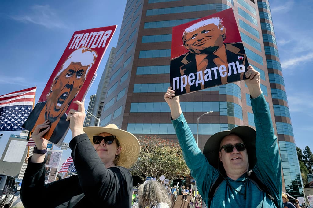 El sábado, los recortes y despidos en las agencias federales fueron el tema principal de la manifestación, a la que se unieron quienes objetan las acciones del presidente Trump en otros temas, como 
<b><a href="https://www.univision.com/noticias/politica/trump-sugiere-eeuu-tome-control-plantas-energeticas-ucranianas" target="_blank">la guerra entre Rusia y Ucrania</a></b>, por ejemplo. En inglés y en ruso, estas personas se refirieron al mandatario estadounidense como 
<b>un "traidor"</b>.