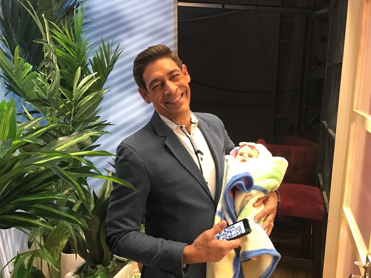 Este viernes Johnny Lozada volvió a la casita de Despierta América debutando como abuelito.