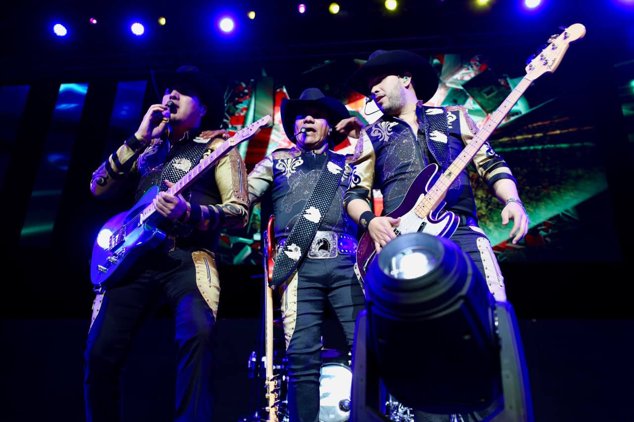 Bronco llegó con su vestuario de gala para uno de sus shows más importantes dentro de su gira por Estados Unidos.