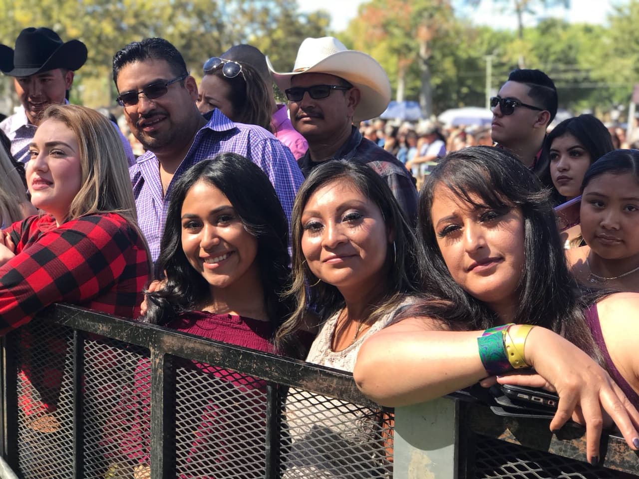 El público comenzó a llegar desde las 12:00 PM a los terrenos de Alameda County Fairgrounds.