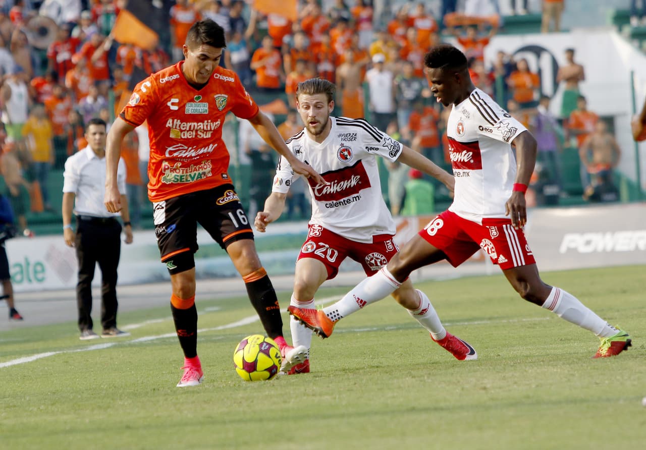 <b>Híbert Ruiz (izq.)</b> llega de UdeG a Veracruz.