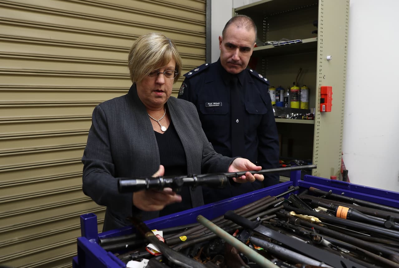 La respuesta fue prohibir todas las armas semiautomáticas y rifles capaces de matar a muchas personas en un corto periodo de tiempo. También estableció duras restricciones para comprar armas de menor calibre. 
<br>