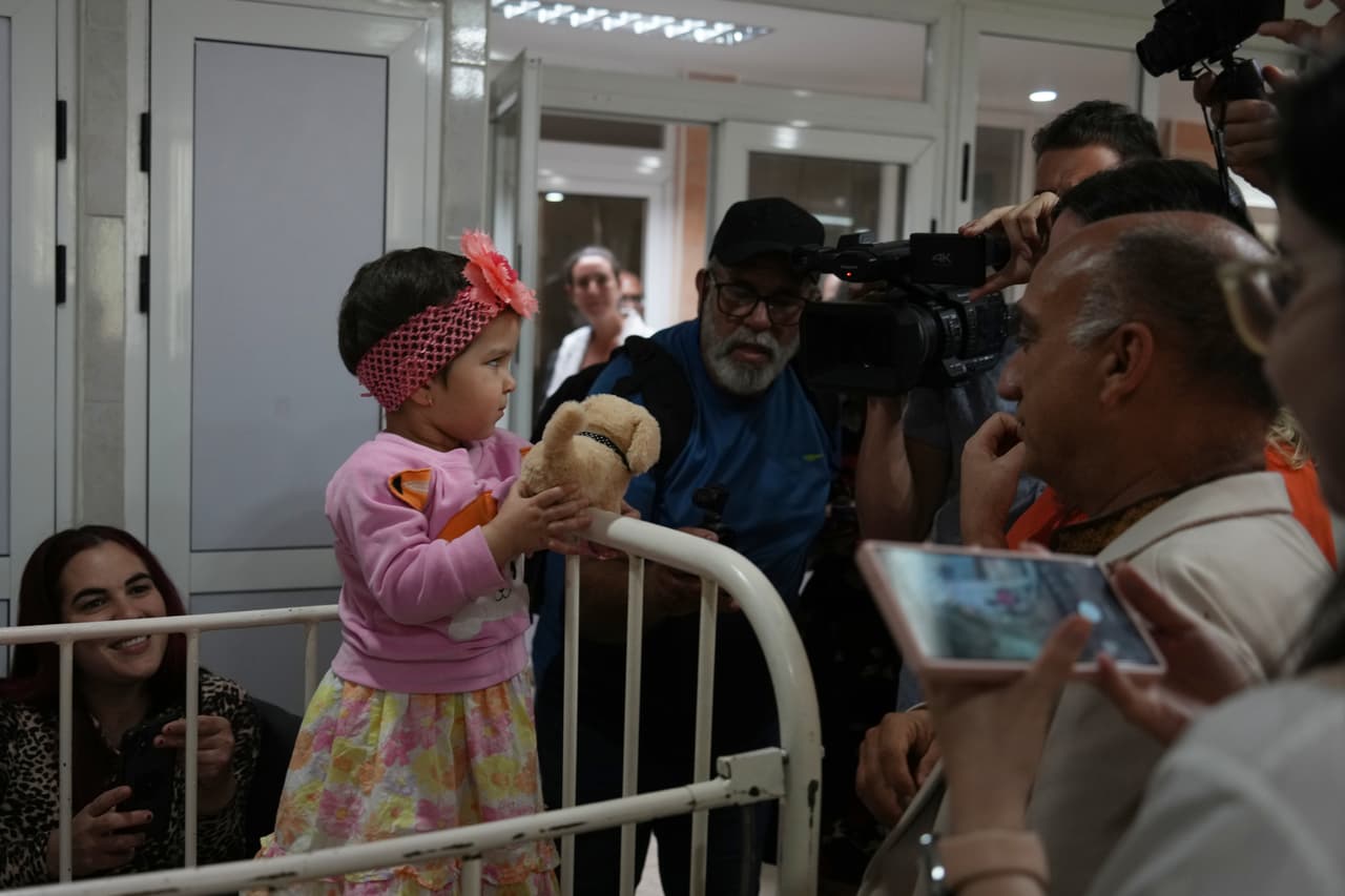 Los periodistas filman a un paciente durante una visita a un hospital oncológico en La Habana, el sábado 28 de marzo de 2026. (Foto AP/Ramon Espinosa)