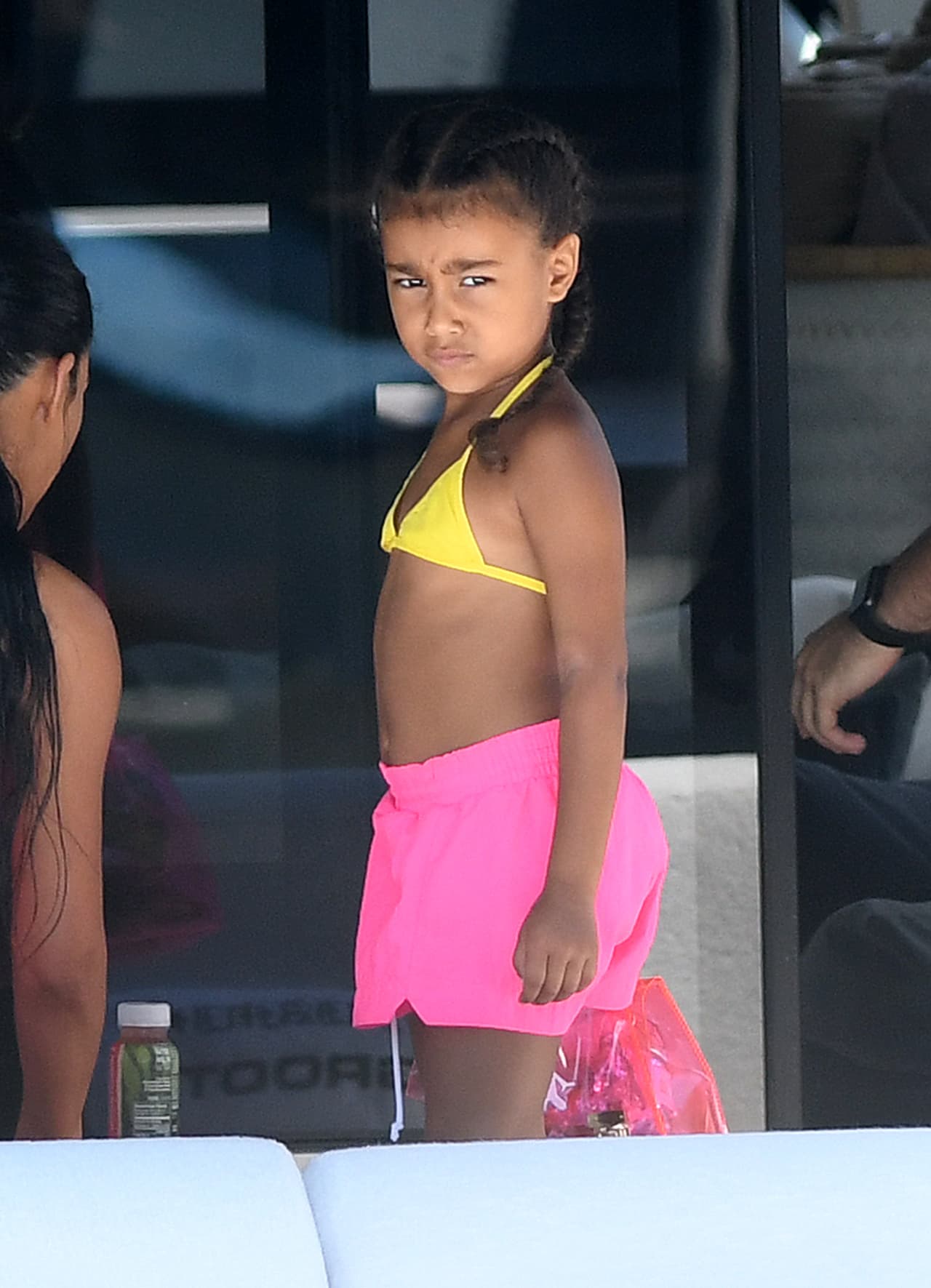 A quien parece si haberle molestado la presencia de los fotógrafos fue a la pequeña North.