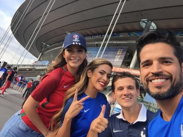 Ana Patricia, su esposo Carlos, su cuñada y su esposo, listos para la final de la Eurocopa 2016.
