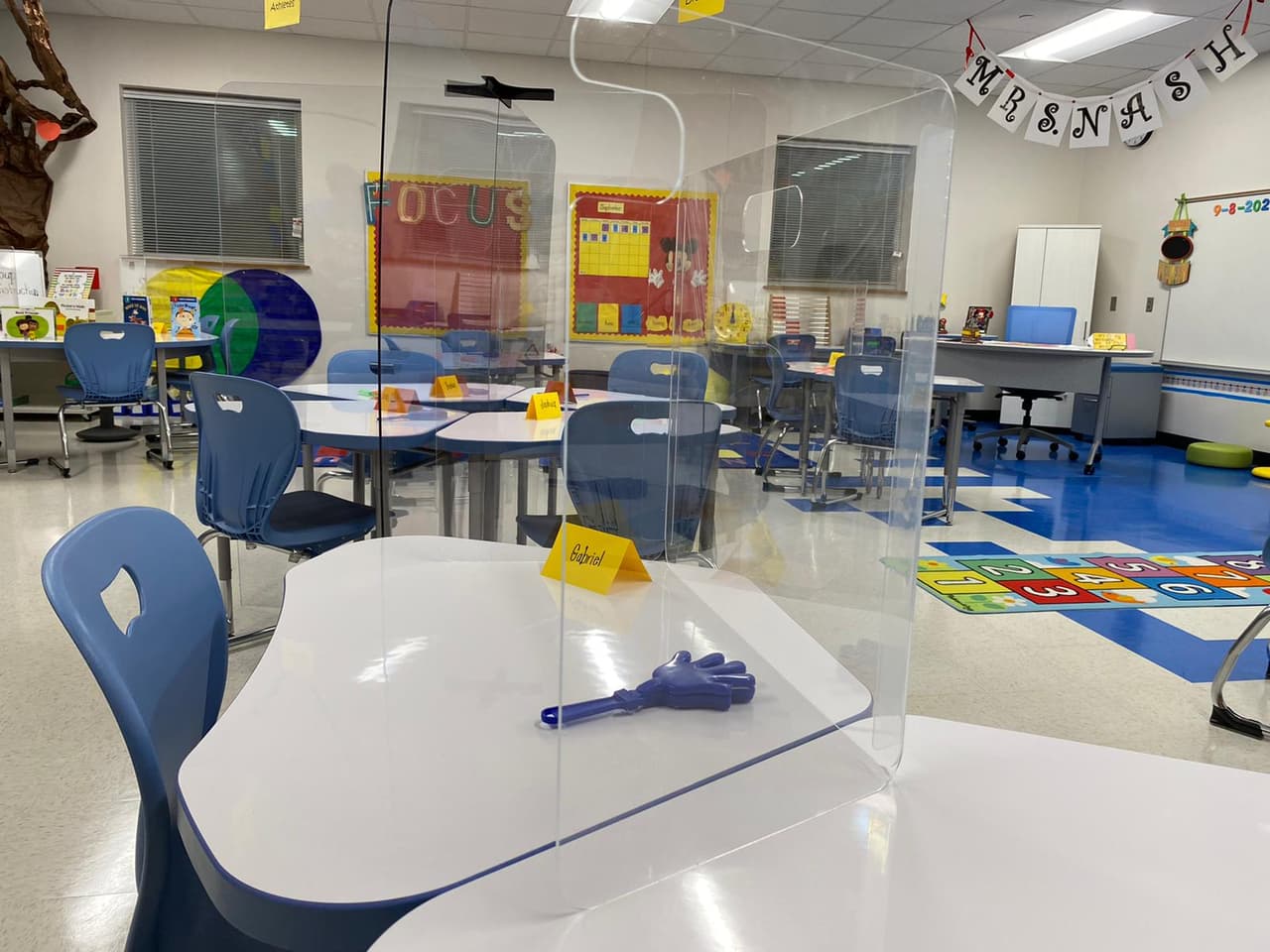 El distrito cuenta con más de 150,000 estudiantes de los cuales 120,000 ya tienen sus dispositivos electrónicos y sus conexiones al internet.
<br>
<br>