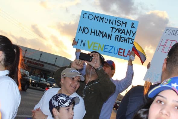 A cantos y gritos pidieron paz y libertad en la calle Westheimer, una de las más transitadas de Houston. 