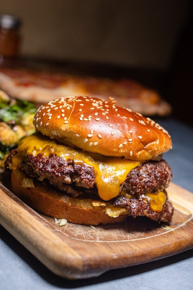 <b>Industry Tavern</b>
<br>3280 Peachtree Rd NE Ste 185 Atlanta, GA 30305
<br>Teléfono: (404) 254-4468
<br>Sitio web: 
<a href="http://industrytavern.com">http://industrytavern.com</a>
<br>
<a href="https://www.yelp.com/map/industry-tavern-atlanta">Cómo llegar</a>
<br>
<br>Su propietario describe así el restaurante: “Industry Tavern es un lugar de encuentro informal en el corazón de Buckhead: sirve comida auténtica y cervezas artesanales, y cocteles añejos”.