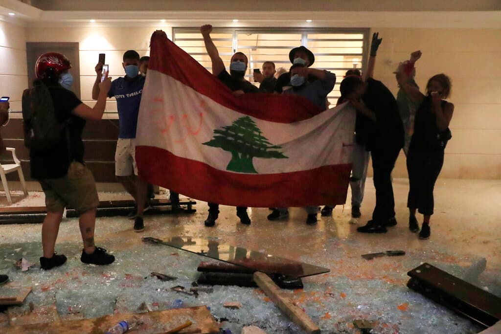 Algunas 
<a href="https://www.univision.com/temas/protestas">protestas</a> se han tornado violentas y ha habido enfrentamientos con la policía. En la imagen se ve a un grupo de manifestantes con la bandera del Líbano gritando consignas tras haber roto la puerta de vidrio de la residencia del ministro interino de Interior, Mohamed Fehmi, en demanda de que se ponga fin a lo que llaman una 
<b>obstrucción a la investigación</b> de la que ha sido una de las más grandes explosiones no nucleares de la historia.