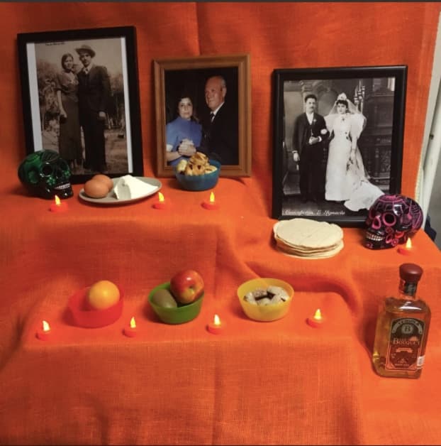 No todos los altares son tan exuberantes, este pequeño y sencillo también estuvo hecho con mucho cariño por los padres de la cantante Julieta Venegas: "Una foto del altar que pusieron mis papás para nuestros Abuelos y bisabuelos Venegas Mesta y Percevault Manzano".