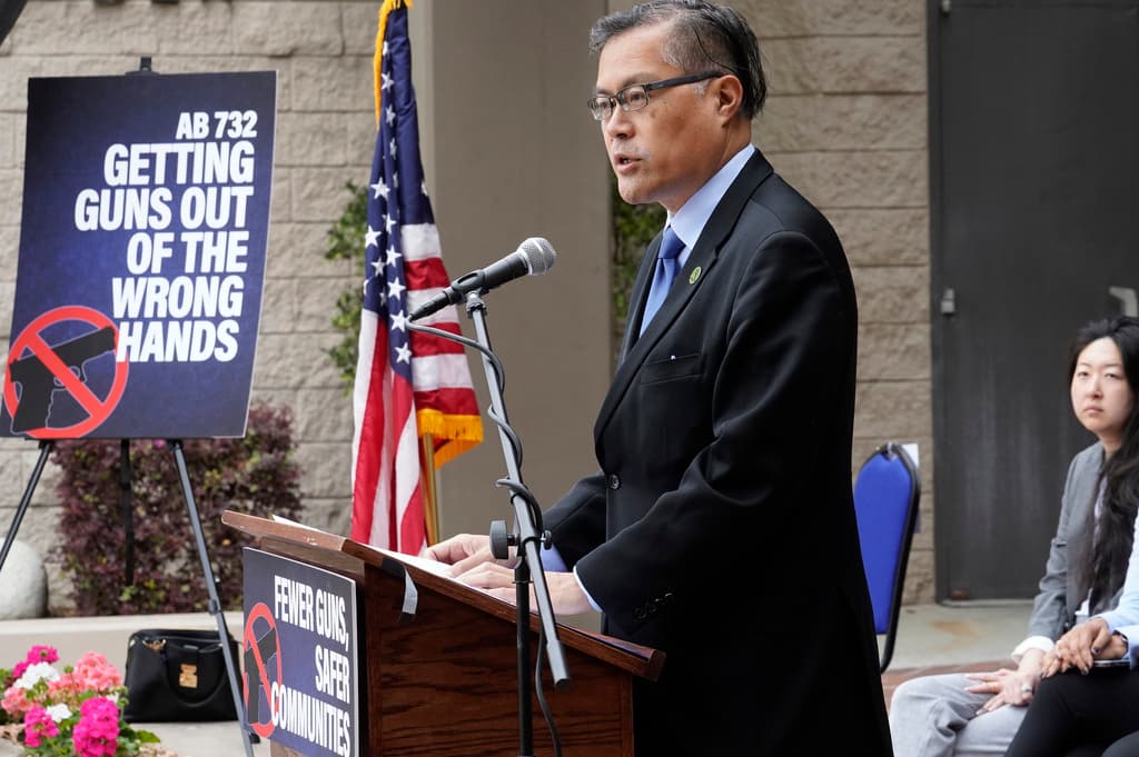 El asambleísta demócrata 
<b>Mike Fong</b>, quien representa a los vecinos de Monterey Park, redactó los proyectos legislativos contra la violencia armada en California.