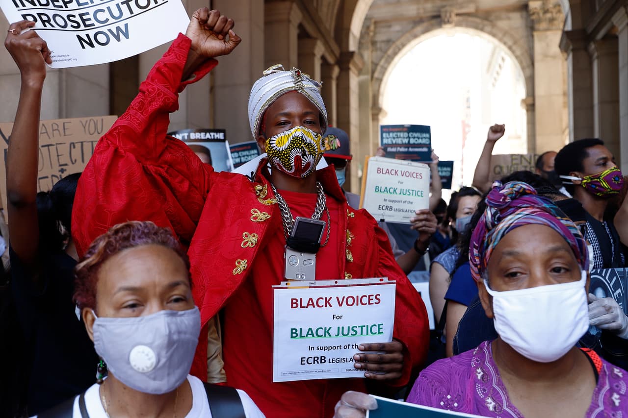 Activistas piden al alcalde Bill de Blasio una reforma urgente al departamento de policía de Nueva York.