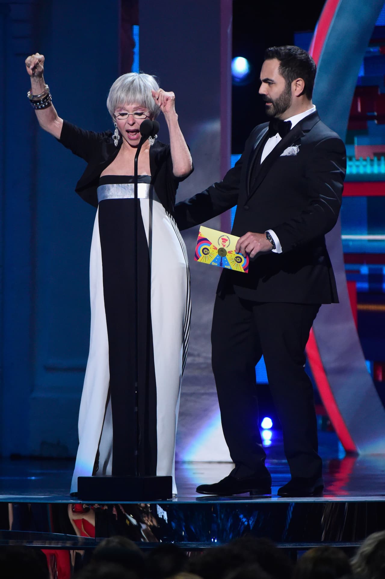 No sólo eso, Rita subió al escenario y a la par de dirigir unas palabras bailó reggaetón y fue la sensación.