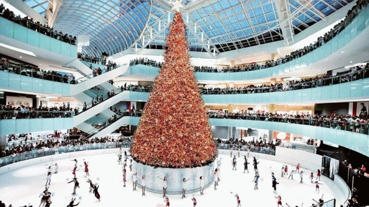 El árbol de Navidad de Galleria Dallas está ubicado en el medio de una pista de patinaje sobre hielo y se puede ver desde varios pisos del lugar.