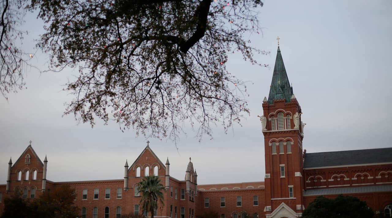 <b>Número 9: (Empate): </b>University of the Incarnate Word, Texas
<br>
<br>
<b>Cantidad total de estudiantes de pregrado: </b>6,445
<br>
<br>
<b>Porcentaje que son hispanos</b>: 59.8%
<br>
<br>
<b>Ranking en la categoría de universidades regionales del oeste (West): </b>63 (empate)
<br>
<br>
<b>Precio matrícula: </b>$28,898
<br>
<br>University of the Incarnate Word, ubicada en San Antonio, es la universidad católica más grande de Texas y la cuarta universidad privada más grande del estado.
<br>